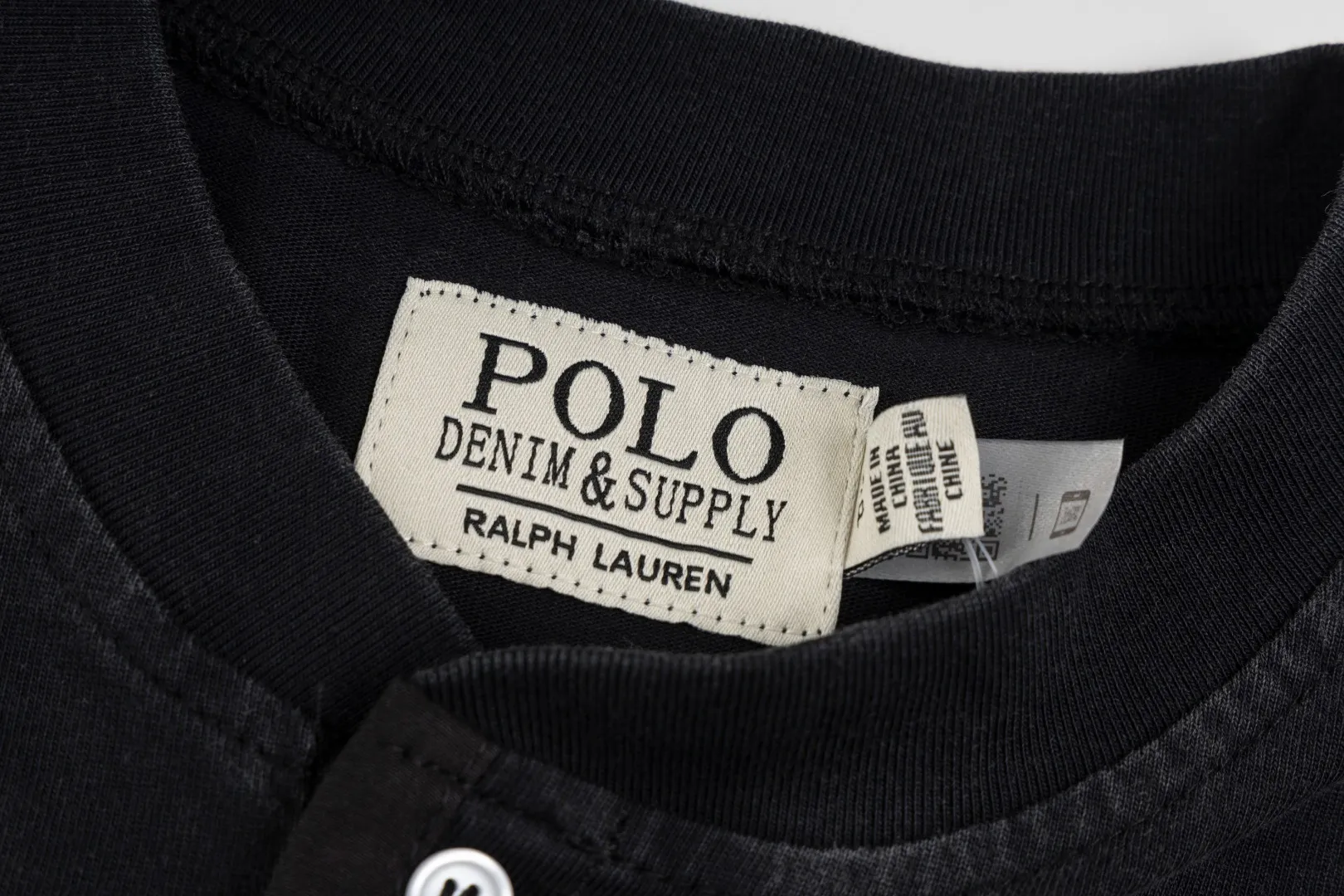 P196 85 Ralph Lauren washed heavy brushed distressed henley stand-up collar open chest long-sleeved bottoming shirt thin sweatshirt fabric 100% Xinjiang long-staple cotton, imported embroidered logo on the chest custom threaded collar, classic embroidery, the highest version, suitable for business and leisure daily use! 🌘3-button placket, laser logo pearlescent resin buttons, cuffs and hem are double-stitched, different from the currency version. Washed and distressed, sand-washed and stir-fried. Color: White, Black, Navy Blue, Army Green, Gray Size: S M L XL Length: 69/70/72/75 Bust: 102/108/116/124 Shoulder width: 43/45/47/49 Recommended weight: 100-120/120-140/140-160/160-180 pounds